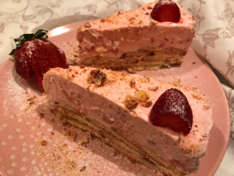 Nyárimádó Epres fehércsokis mousse torta házi babapiskótával